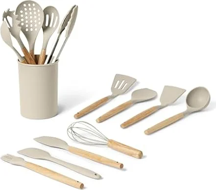 Amazon Basics Juego de Utensilios de Cocina de Silicona con Asa de Madera, Juego de 14 Piezas, Libre de BPA, Incluye Soporte para Utensilios, Gris Lino